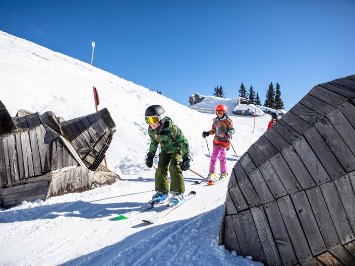family skiing in Serfaus-Fiss-Ladis | © Roland Haschka