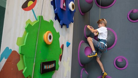 12 Kletter-Lines im Indoor Kletterparadies in Serfaus-Fiss-Ladis | © Serfaus-Fiss-Ladis/Tirol