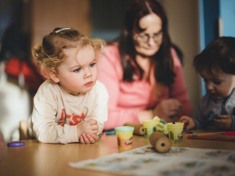 Kinder basteln und spielen mit Knetmasse im Gruppenraum von Bertas Kindergarten | © Skischule Fiss-Ladis | Maria Knoll