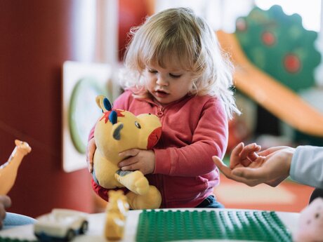 Kleines Mädchen hält ein Stofftier in Bertas Kindergarten | © Skischule Fiss-Ladis | Maria Knoll