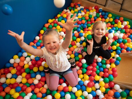 Bällchenbad in der Murmlikrippe | © Seilbahn Komperdell GmbH | Andreas Kirschner