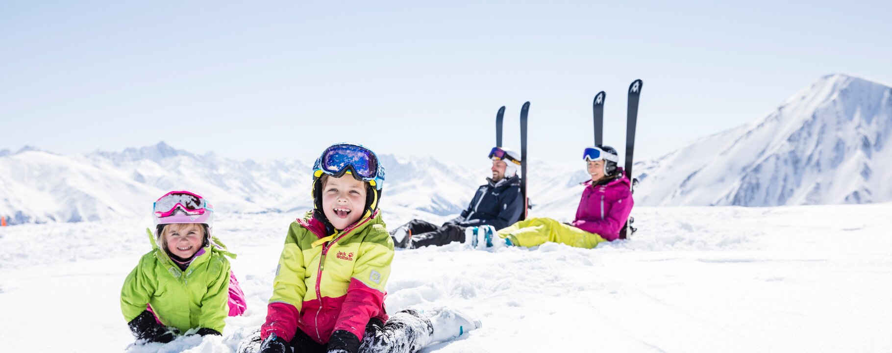 Familie im Schnee in Serfaus