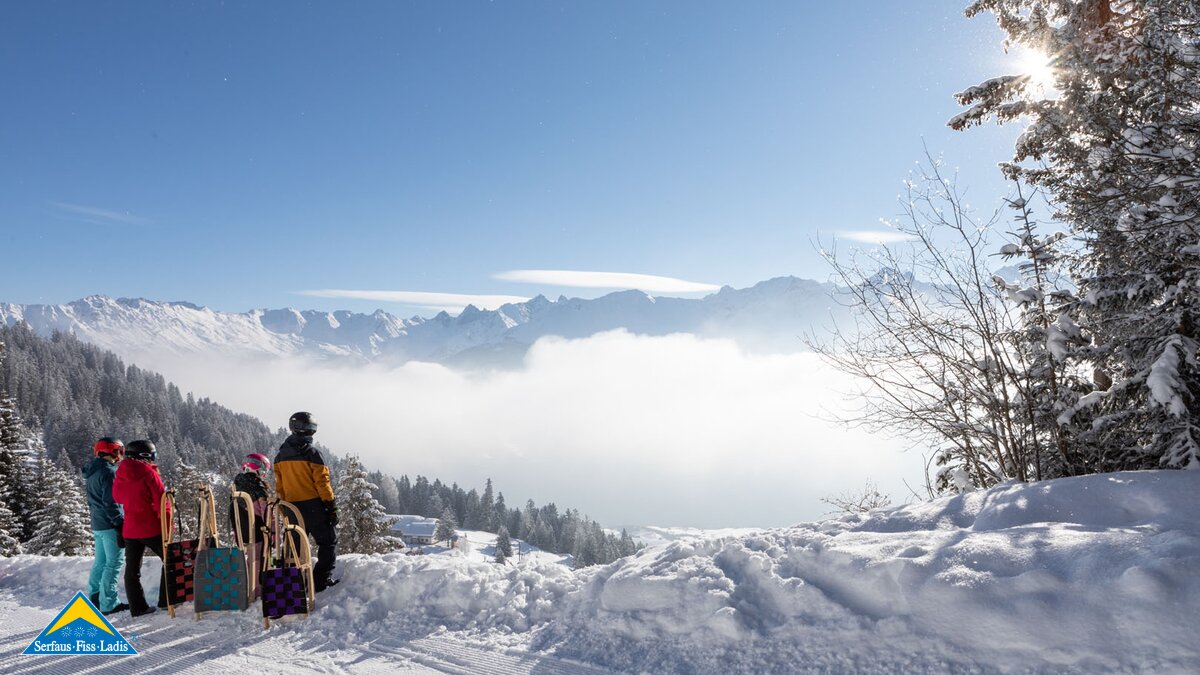 Rodeln mit Kindern auf der neuen Rodelbahn in Fiss mit Neuschnee und Sonnenschein in Serfaus-Fiss-Ladis, Tirol, Österreich | © Serfaus-Fiss-Ladis Marketing GmbH | Andreas Kirschner