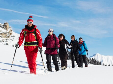Schneeschuhwandern in der verschneiten Landschaft von Serfaus-Fiss-Ladis in Tirol  | © Serfaus-Fiss-Ladis Marketing GmbH | Christian Waldegger