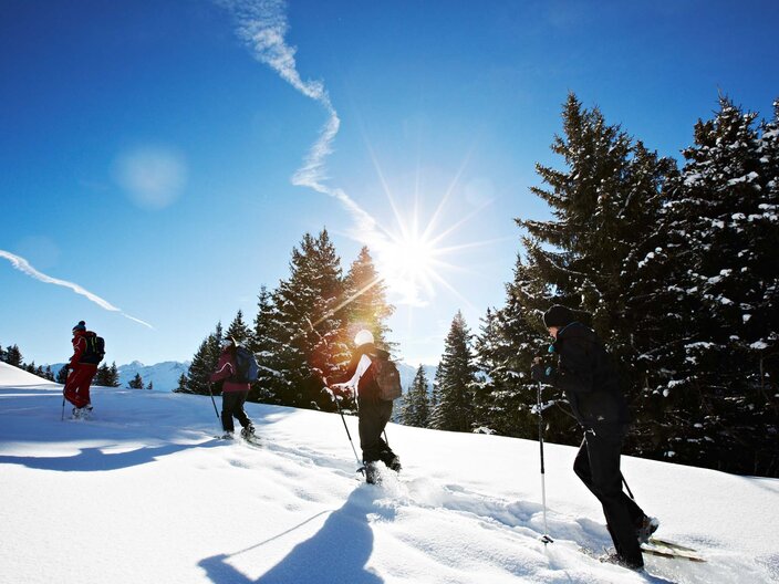 Schneeschuhwandern in der verschneiten Landschaft von Serfaus-Fiss-Ladis in Tirol  | © Serfaus-Fiss-Ladis Marketing GmbH | Christian Waldegger