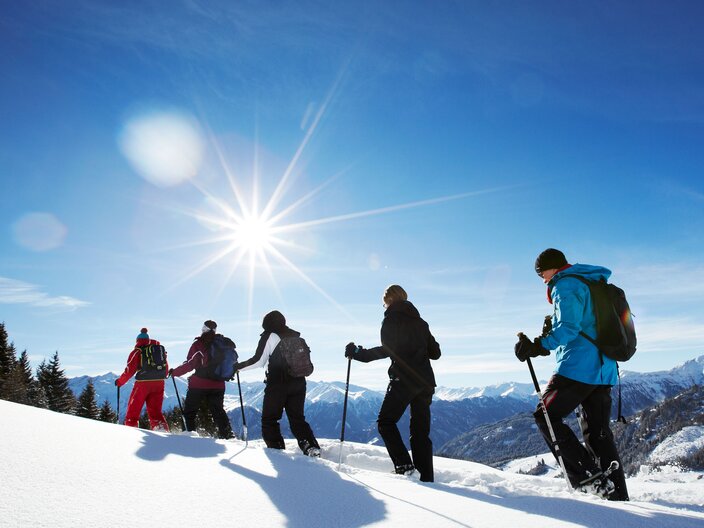 Schneeschuhwandern in der verschneiten Landschaft von Serfaus-Fiss-Ladis in Tirol  | © Serfaus-Fiss-Ladis Marketing GmbH | Christian Waldegger