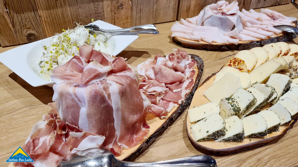 Frühstück in der Zirbenhütte bei der Ersten Spur | © Fisser Bergbahnen  GmbH/Tirol
