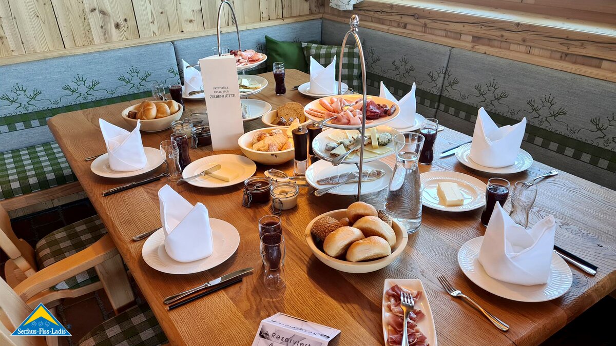 Frühstück in der Zirbenhütte bei der Ersten Spur | © Fisser Bergbahnen  GmbH/Tirol