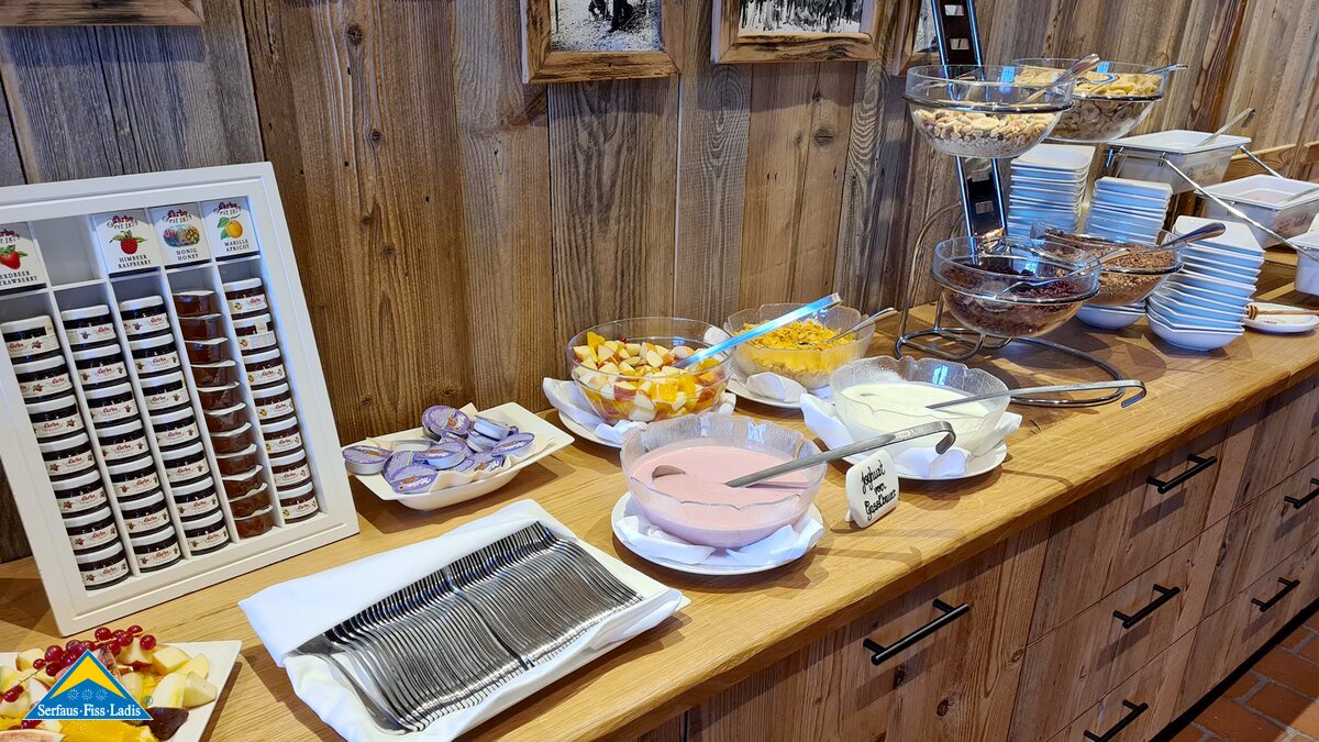 Frühstück in der Zirbenhütte bei der Ersten Spur | © Fisser Bergbahnen  GmbH/Tirol