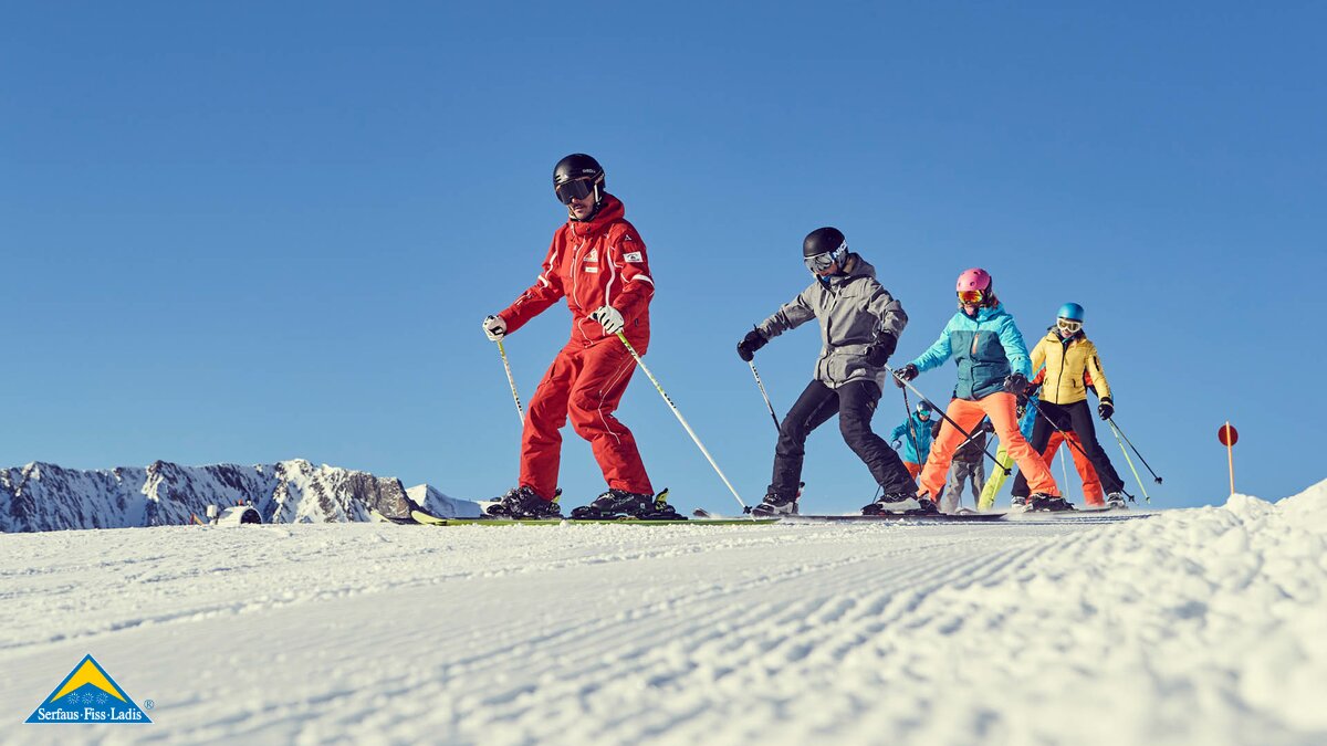 Die Schneebremse der Schneepflug wird geübt, damit alle Skifahrer sicher abbremsen können. Das bietet die Skischule Serfaus in Tirol an | © Skischule Serfaus - christianwaldegger.com