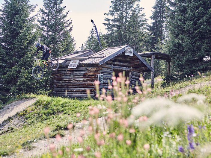 Freerider mit Hütte im Hintergrund