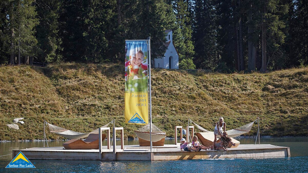 Floß mit Sonnenliegen und Hängematten am Högsee in Serfaus | © Serfaus-Fiss-Ladis/Tirol