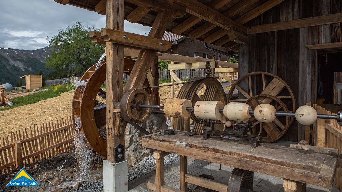 Wasserrad bei der alten Stallung im Erlebnispark Hög | © Serfaus-Fiss-Ladis/Tirol