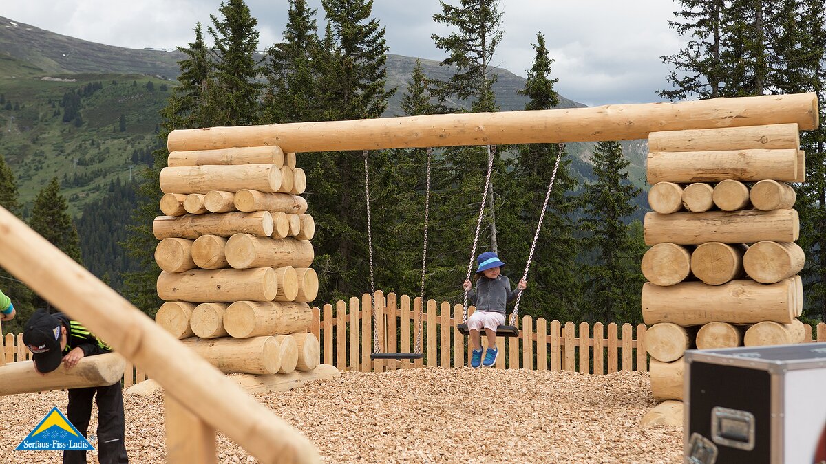 Holzschaukel direkt am Högsee | © Serfaus-Fiss-Ladis/Tirol