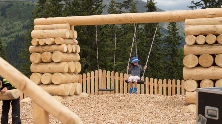 Holzschaukel direkt am Högsee | © Serfaus-Fiss-Ladis/Tirol