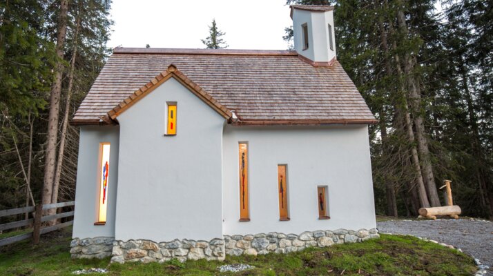 Weiße Kapelle mit bunten Glasfenstern am Waldrand beim Högsee in Serfaus-Fiss-Ladis | © Serfaus-Fiss-Ladis Marketing GmbH