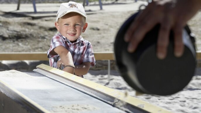 Sand auf dem Förderband zur Goldwaschanlage | © Serfaus-Fiss-Ladis/Tirol