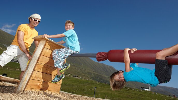 Spaß und Bewegung bei der Spielstation im Murmliwasser Serfaus | © Serfaus-Fiss-Ladis/Tirol
