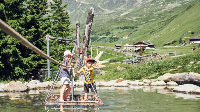 im Floß über den kleinen See - Murmliwasser Serfaus | © christianwaldegger.com