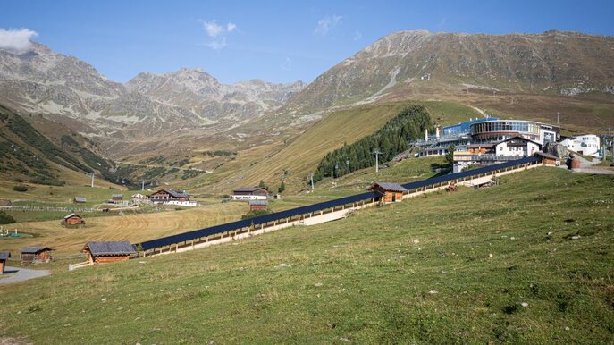 Mit dem Förderband gelangt man bequem vom Murmliwasser zur Mittelstation der Komperdellbahn. | © Serfaus-Fiss-Ladis/Tirol