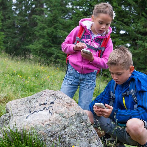 Bären Caching App am Handy | © Serfaus-Fiss-Ladis/Tirol