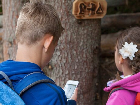 auf Entdeckungstour beim Bärencaching auf dem Spielplatz Murmliwasser