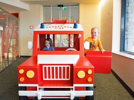 Feuerwehrauto in der Indoor Arena Fiss | © Serfaus-Fiss-Ladis/Tirol