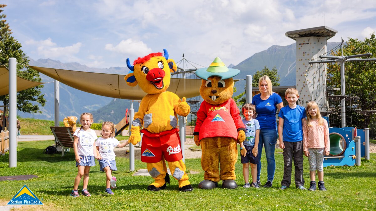 Murmli und Berta im Kinderclub mit Kindern in Serfaus-Fiss-Ladis, Tirol Österreich | © Serfaus-fiss-Ladis Marketing GmbH | Fabian Schirgi