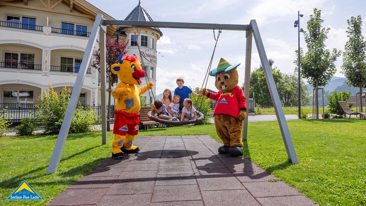 Schaukelnspaß mit Murmli und Berta im Kinderclub in Serfaus-Fiss-Ladis, Tirol Österreich | © Serfaus-fiss-Ladis Marketing GmbH | Fabian Schirgi