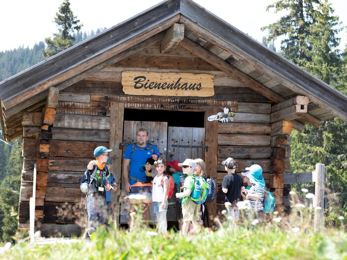 Kinderbetreuung mit Wanderung zum Bienenhaus am Högsee in Serfaus-Fiss-Ladis, Tirol, Österreich | © Serfaus-fiss-Ladis Marketing GmbH | Andreas Kirschner