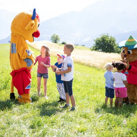 Murmli und Berta mit Kindern im Kinderclub in Serfaus-Fiss-Ladis, Tirol, Österreich | © Serfaus-fiss-Ladis Marketing GmbH | Andreas Kirschner