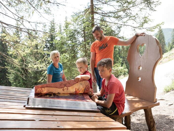 Zauberbuch des Hexenweges in Serfaus Fiss Ladis in Tirol | © Andreas Kirschner