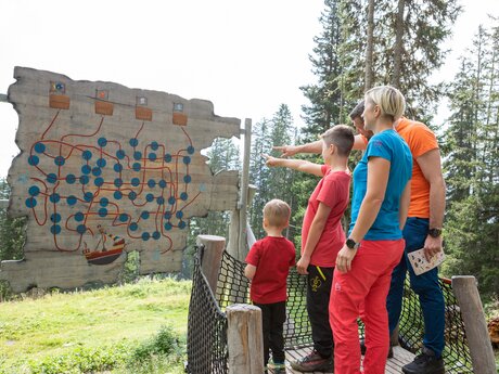 treasure hunting on the Pirate's Trail in Serfaus Fiss Ladis in Tyrol | © Andreas Kirschner