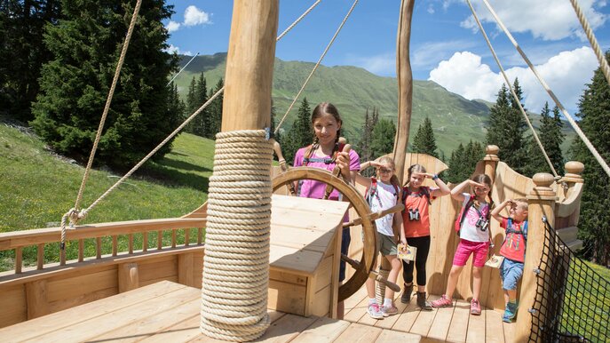 Begeisterte Kinder beim neuen Piratenschiff am Piratenweg in Serfaus Fiss Ladis in Tirol | © Serfaus-Fiss-Ladis Marketing GmbH | Andreas Kirschner
