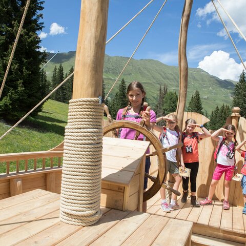 Begeisterte Kinder beim neuen Piratenschiff am Piratenweg in Serfaus Fiss Ladis in Tirol | © Serfaus-Fiss-Ladis Marketing GmbH | Andreas Kirschner