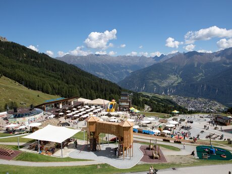 Außenbereich Bergrestaurant Möseralm mir Riesensandkasten | © Serfaus-Fiss-Ladis/Tirol