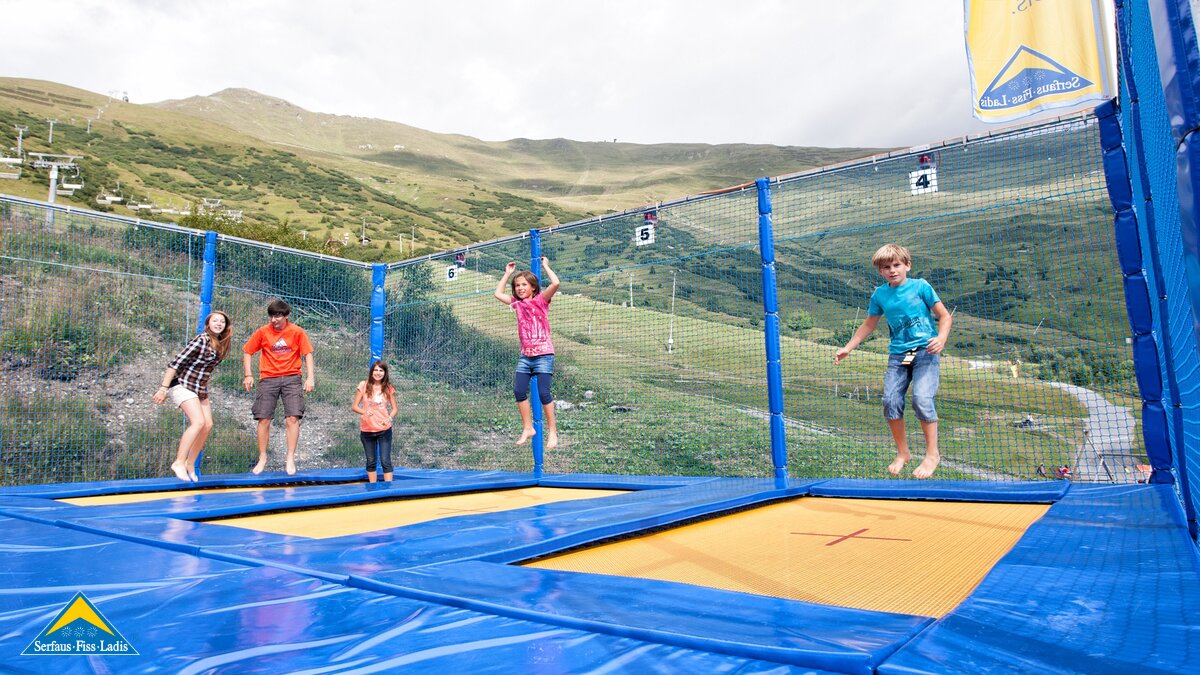 Kindertrampolin direkt bei der Möseralm | © Serfaus-Fiss-Ladis/Tirol
