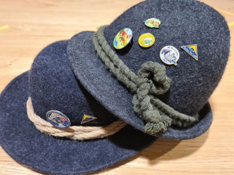 Zwei traditionelle Wanderhüte mit verschiedenen Anstecknadeln und Serfaus-Fiss-Ladis Emblemen | © Serfaus-Fiss-Ladis Marketing GmbH