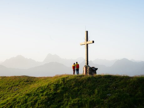 sommerliche Panoramaaufnahme Gipfelkreuz auf dem Berggipfel in Serfaus-Fiss-Ladis | © Serfaus-Fiss-Ladis Marketing GmbH | Markus Lindl