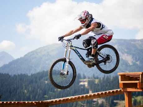 Stunt auf dem Mountainbike-Trail  | © Christian Waldegger