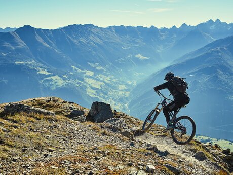 Panoramaaufnahme eines Bikers am Frommestrail in Serfaus-Fiss-Ladis | © Serfaus-Fiss-Ladis Marketing GmbH