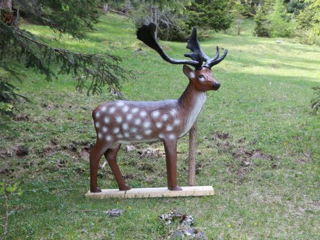 Realistisch gestaltetes 3D-Ziel eines Hirsches auf einer Lichtung im Bogensportgelände von Serfaus-Fiss-Ladis | © Serfaus-Fiss-Ladis Marketing GmbH | Andreas Kirschner