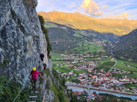 Kletterer auf einem Klettersteig in den Bergen von Serfaus-Fiss-Ladis mit Blick auf das Tal und die umliegenden Berge | © Serfaus-Fiss-Ladis Marketing GmbH