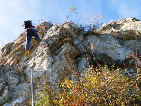 Person am Klettersteig in Serfaus-Fiss-Ladis beim Aufstieg an einer steilen Felswand | © Serfaus-Fiss-Ladis Marketing GmbH