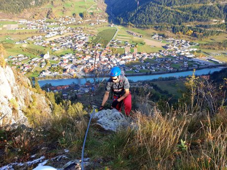 Kletterer erreicht das Gipfelplateau über den Klettersteig bei Serfaus-Fiss-Ladis mit Panoramablick auf das Inntal | © Serfaus-Fiss-Ladis Marketing GmbH