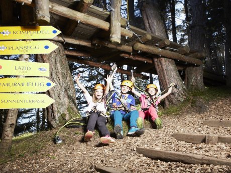 Kinder mit Kletterausrüstung freuen sich auf den Murmliflug im Waldseilpark Serfaus-Fiss-Ladis | © christianwaldegger.com
