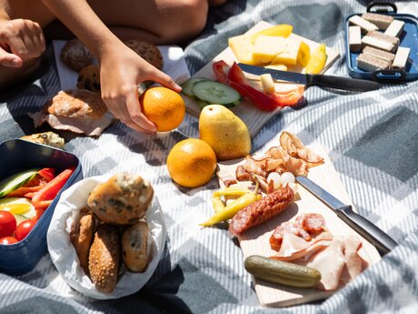 Frisches Obst, Gemüse, Käse, Wurst und Gebäck beim Alm-Picknick auf einer Decke in Serfaus-Fiss-Ladis | © Serfaus-Fiss-Ladis Marketing GmbH | Andreas Kirschner
