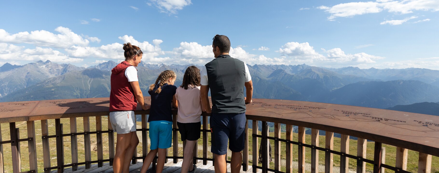 Familien genießen den Ausblick vom 12 m hohen Wodeturm oberhalb von Ladis | © Serfaus-Fiss-Ladis Marketing GmbH | Andreas Kirschner