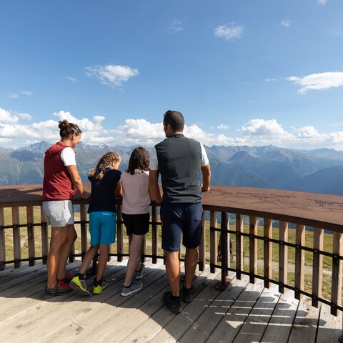 Familien genießen den Ausblick vom 12 m hohen Wodeturm oberhalb von Ladis | © Serfaus-Fiss-Ladis Marketing GmbH | Andreas Kirschner