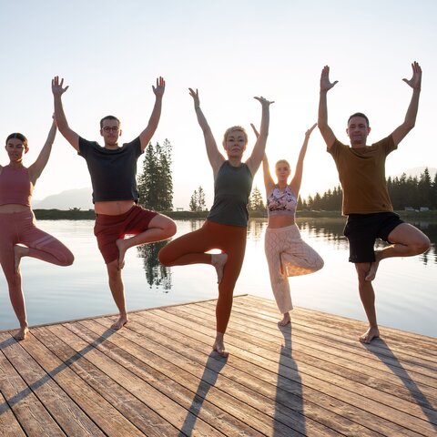 Morgendliche Yogastunden am Högsee in Serfaus sorgen für für Entspannung im Urlaub in Serfaus-Fiss-Ladis in Tirol. | © Seilbahn Komperdell GmbH | Andreas Kirschner